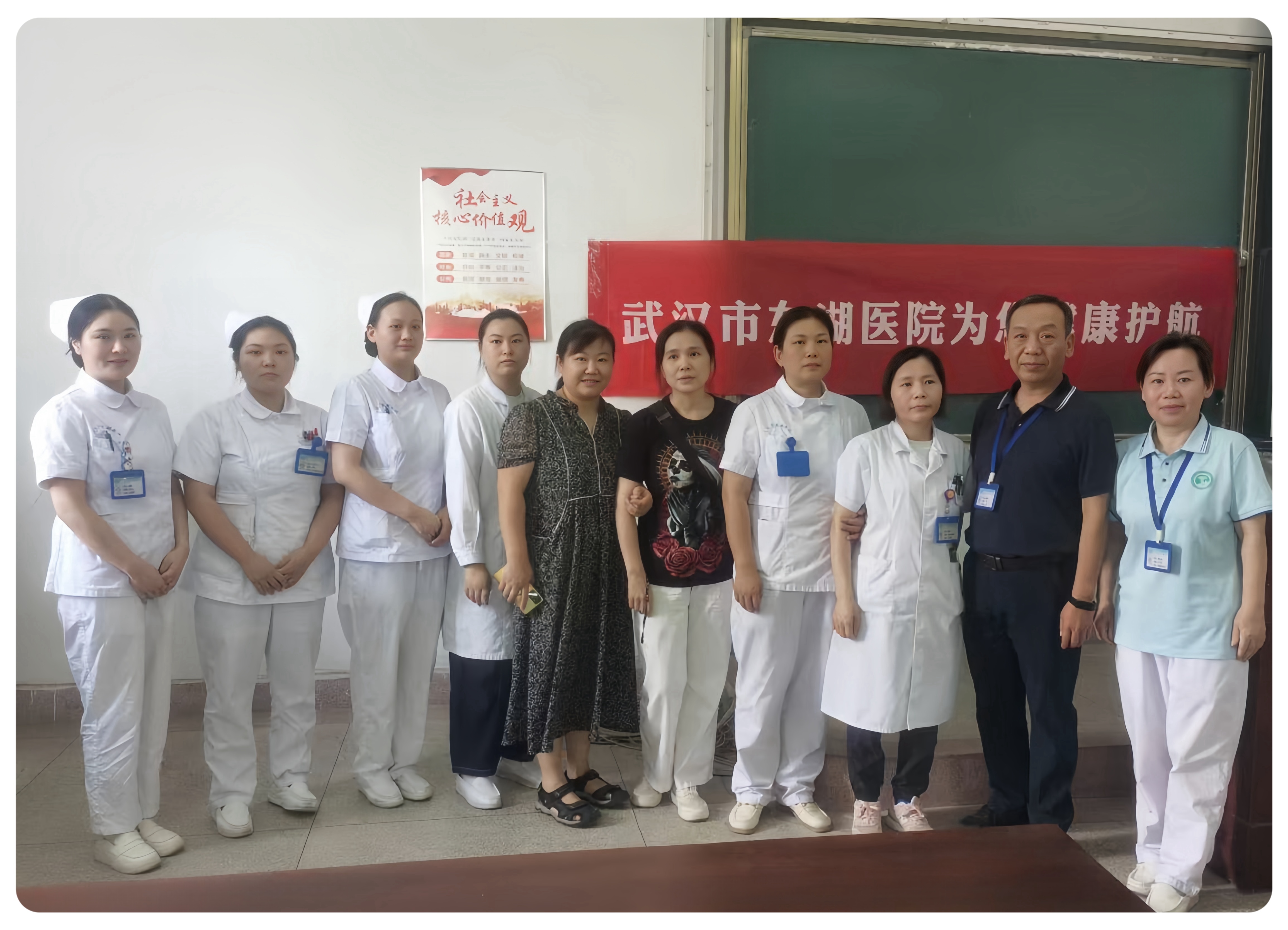 东湖医院医师合影.jpg